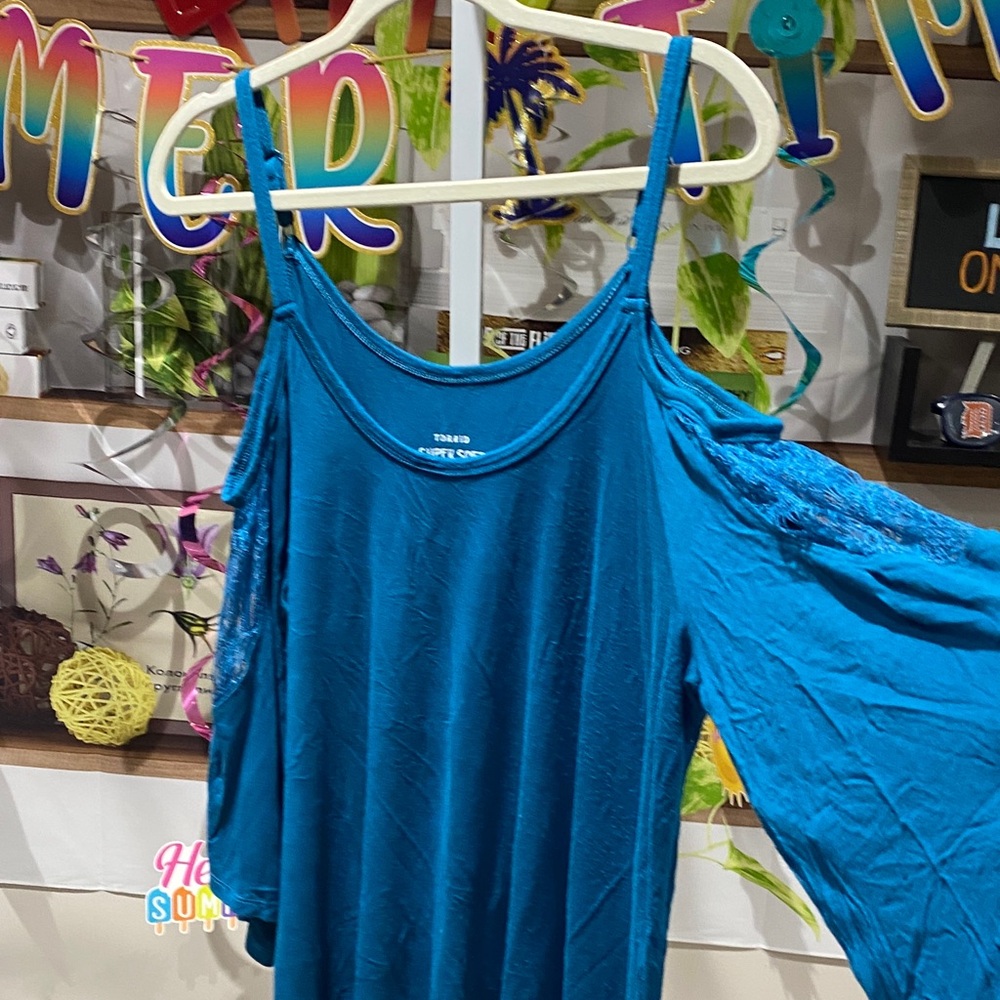 Torrid Teal cold shoulder size 2. Some wash wear. 26 Ptp